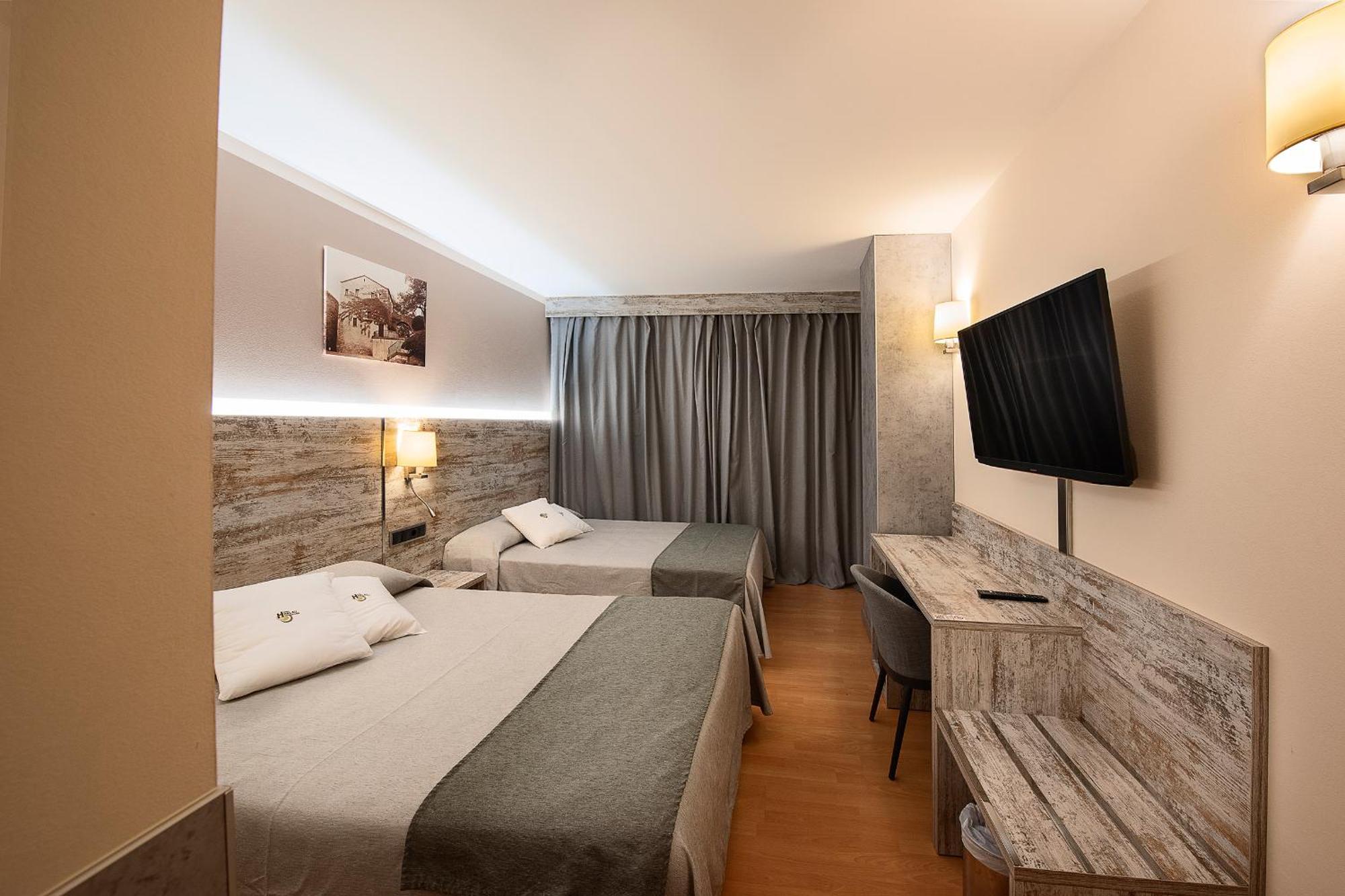 Hotel Palau De Girona Sant Julià De Ramis Buitenkant foto