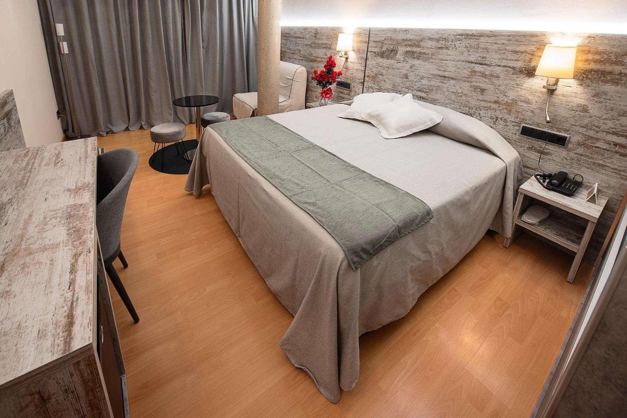 Hotel Palau De Girona Sant Julià De Ramis Buitenkant foto