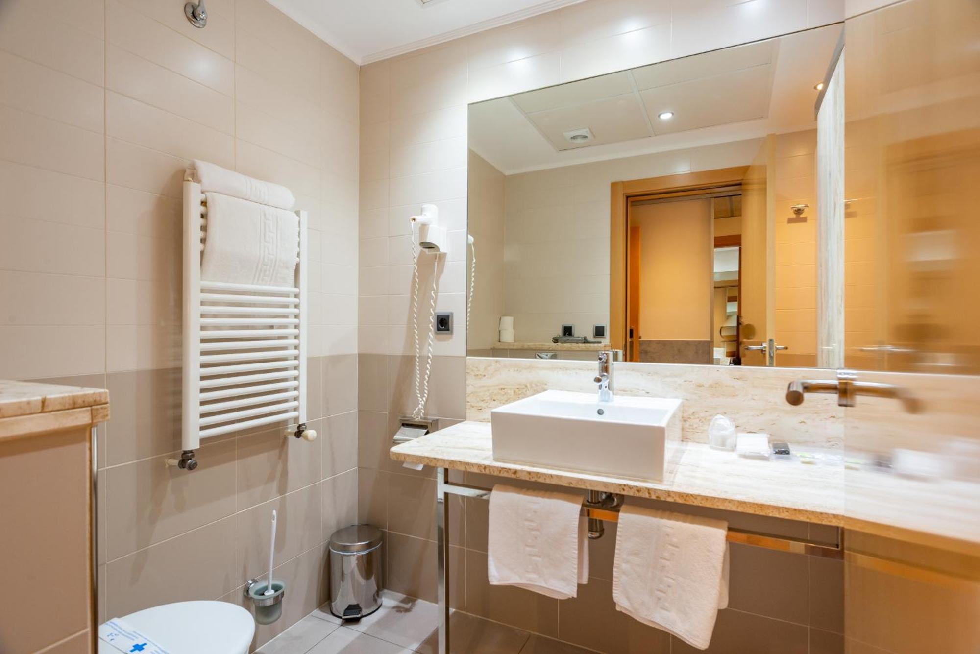 Hotel Palau De Girona Sant Julià De Ramis Buitenkant foto